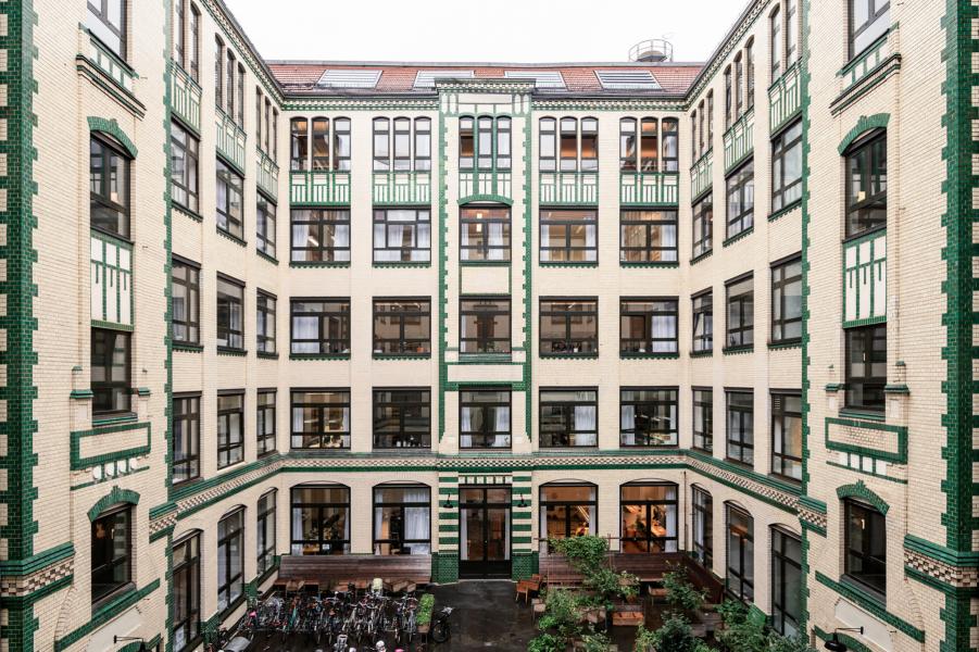 PELIKAN - HAUS